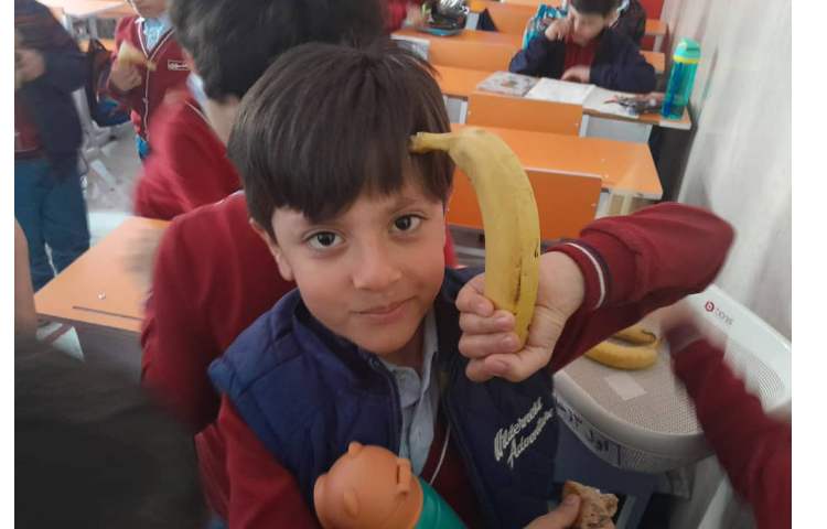 توزیع میان وعده و نهار برای کلیه کلاس ها 7