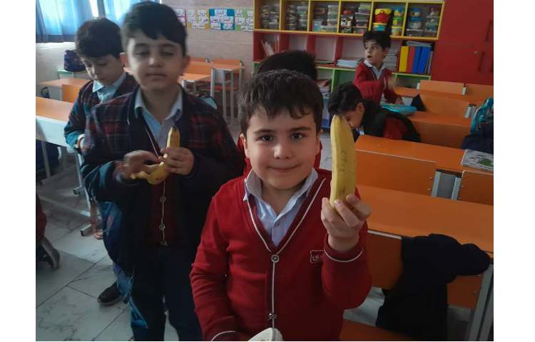 توزیع میان وعده و نهار برای کلیه کلاس ها 8