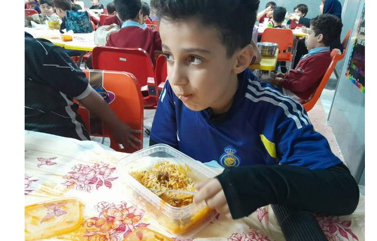 توزیع میان وعده و نهار برای کلیه کلاس ها 9