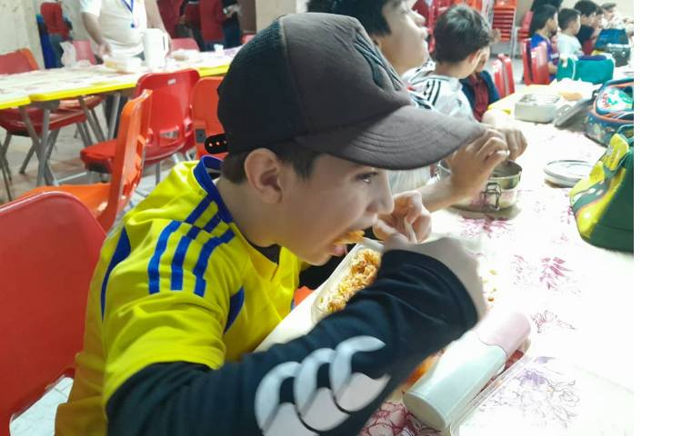 توزیع میان وعده و نهار برای کلیه کلاس ها