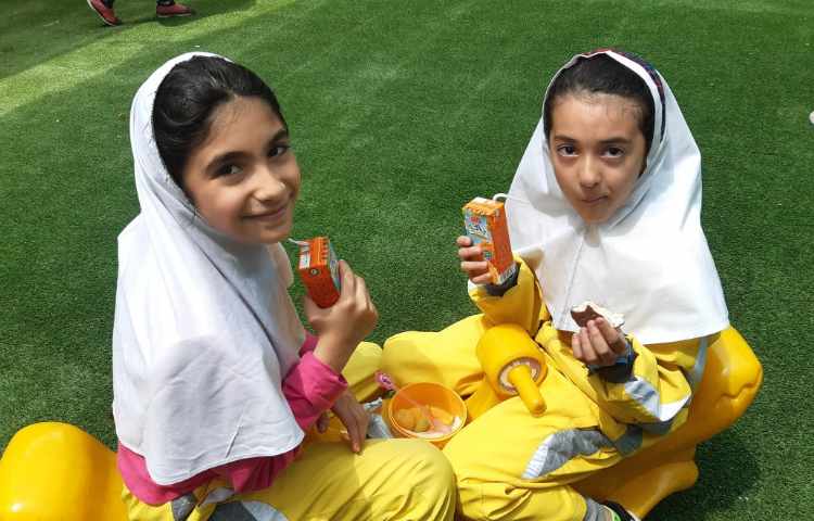 توزیع میان وعده ، کیک و آبمیوه 2