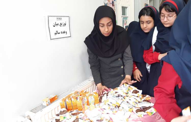 توزیع میان وعده ، کیک و آبمیوه 4