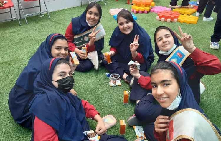 توزیع میان وعده ، کیک و آبمیوه