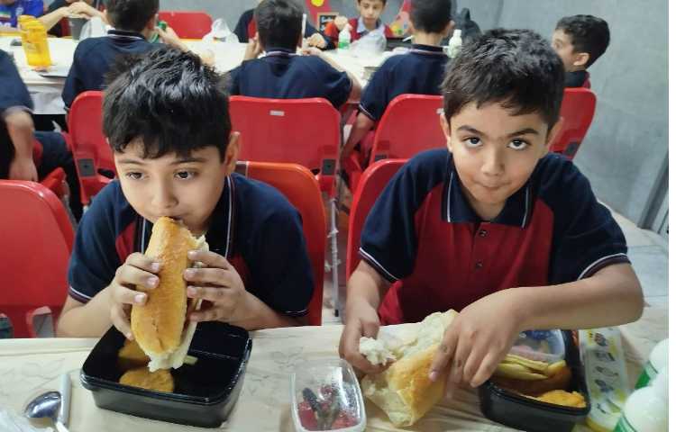 توزیع نارهار در سالن ناهارخوری 1