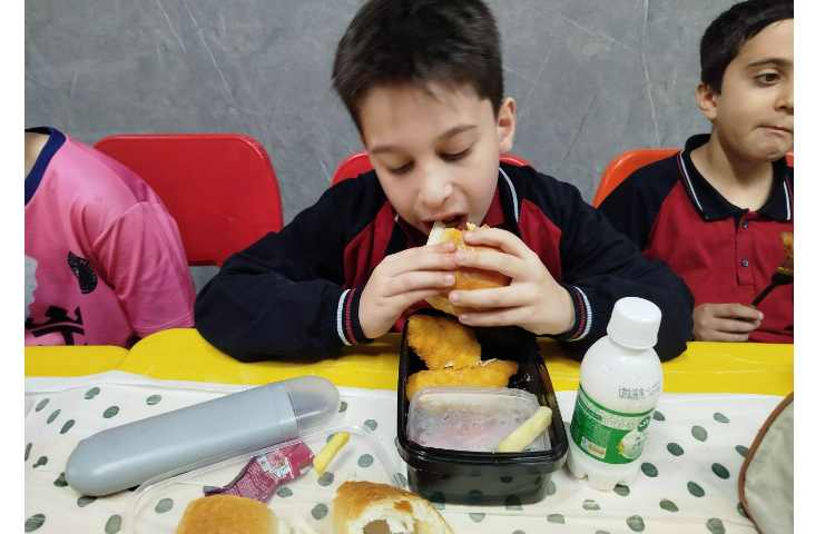 توزیع نارهار در سالن ناهارخوری 10