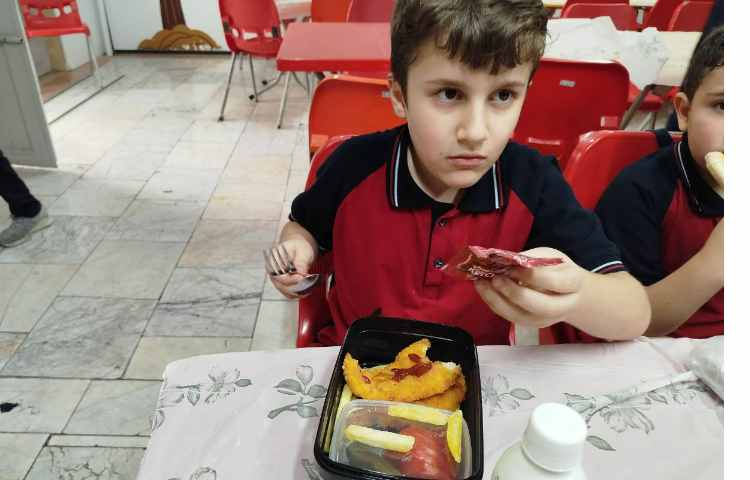 توزیع نارهار در سالن ناهارخوری 3