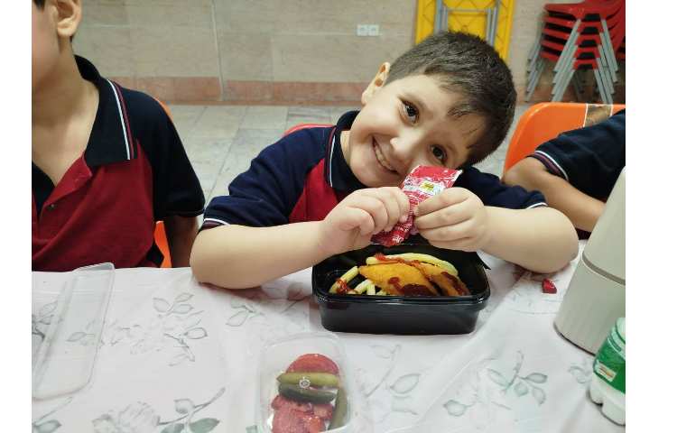 توزیع نارهار در سالن ناهارخوری 4