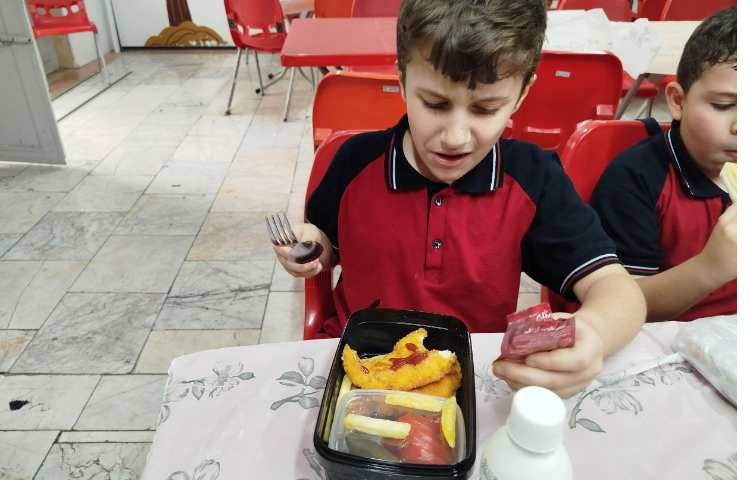 توزیع نارهار در سالن ناهارخوری 6