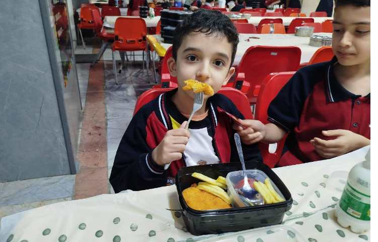 توزیع نارهار در سالن ناهارخوری 8