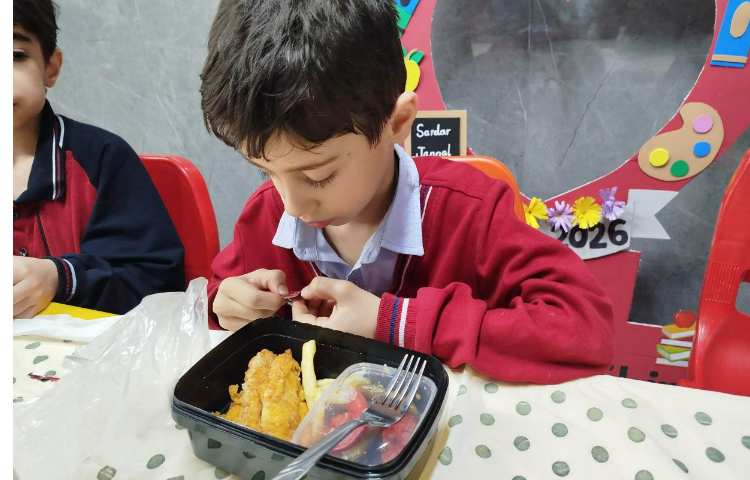 توزیع نارهار در سالن ناهارخوری 9