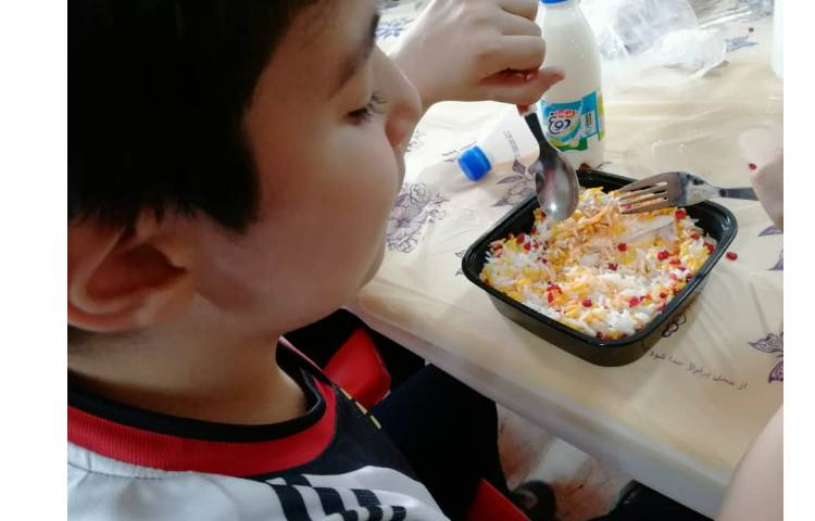 توزیع ناهار برای کلیه کلاس ها در سالن سرو غذا 11