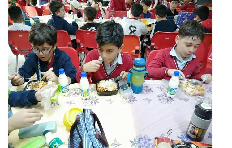 توزیع ناهار برای کلیه کلاس ها در سالن سرو غذا 12