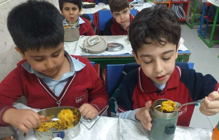 توزیع ناهار برای کلیه کلاس ها در سالن سرو غذا 14