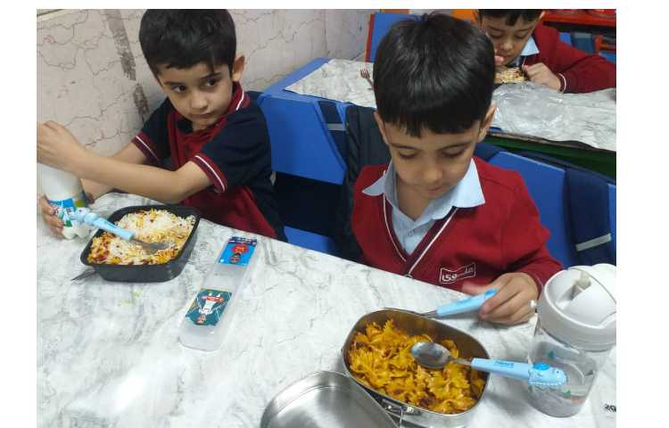 توزیع ناهار برای کلیه کلاس ها در سالن سرو غذا 15