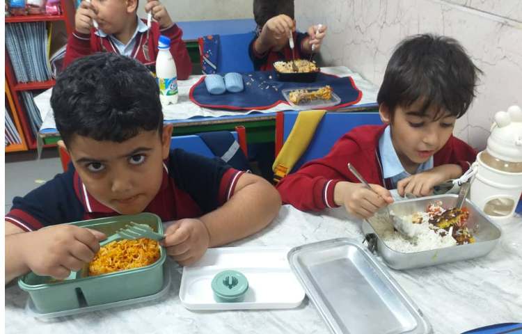 توزیع ناهار برای کلیه کلاس ها در سالن سرو غذا 16