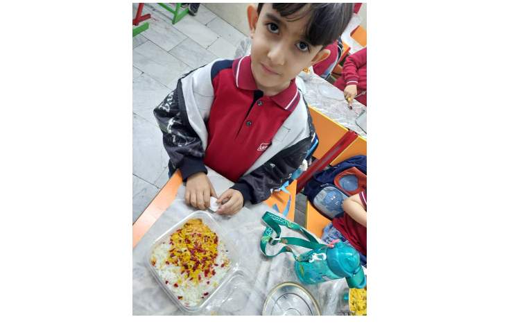 توزیع ناهار برای کلیه کلاس ها در سالن سرو غذا 18