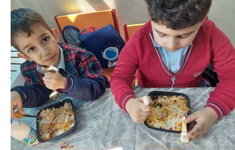 توزیع ناهار برای کلیه کلاس ها در سالن سرو غذا 19