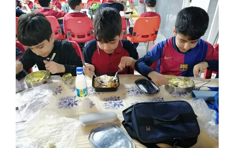 توزیع ناهار برای کلیه کلاس ها در سالن سرو غذا 2