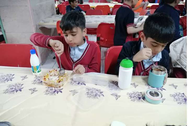 توزیع ناهار برای کلیه کلاس ها در سالن سرو غذا 3