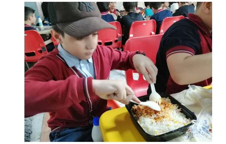 توزیع ناهار برای کلیه کلاس ها در سالن سرو غذا 4