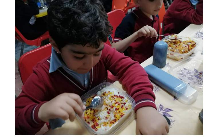 توزیع ناهار برای کلیه کلاس ها در سالن سرو غذا 5