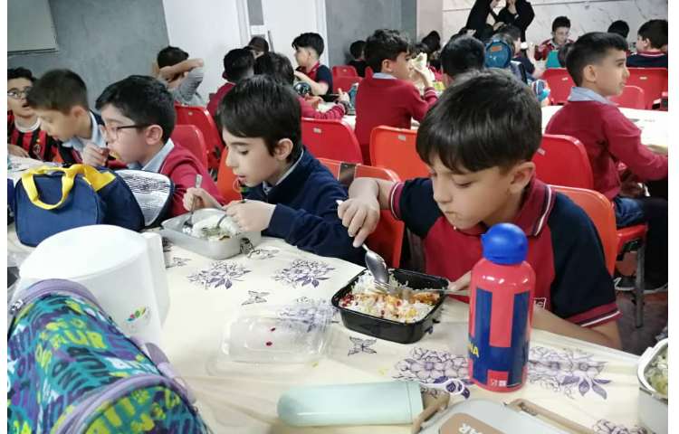 توزیع ناهار برای کلیه کلاس ها در سالن سرو غذا 6