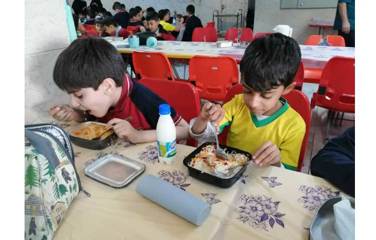 توزیع ناهار برای کلیه کلاس ها در سالن سرو غذا 7