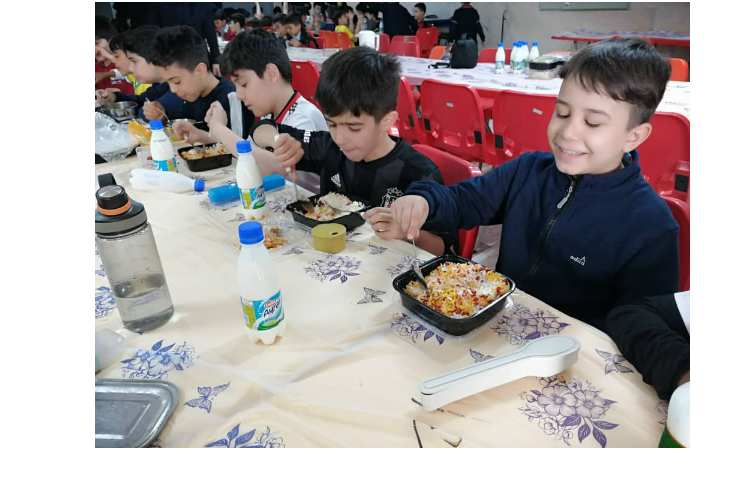 توزیع ناهار برای کلیه کلاس ها در سالن سرو غذا 8