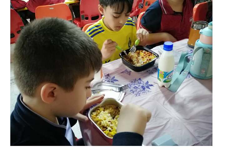 توزیع ناهار برای کلیه کلاس ها در سالن سرو غذا