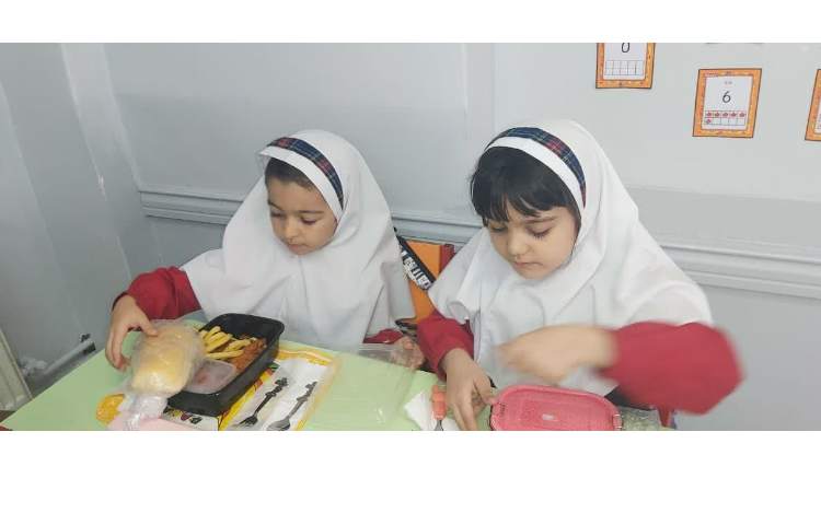 توزیع ناهار دانش آموزان 2