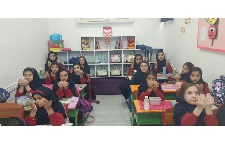 توزیع ناهار دانش آموزان