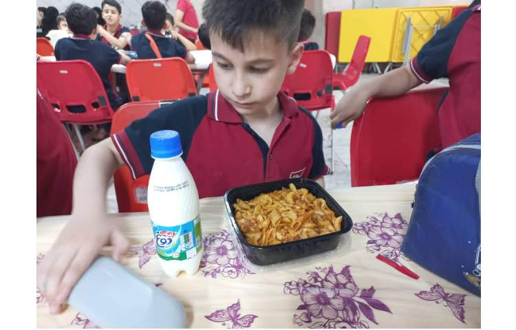 توزیع ناهار در سالن غذاخوری 1