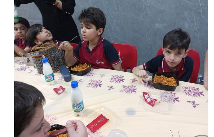 توزیع ناهار در سالن غذاخوری 2