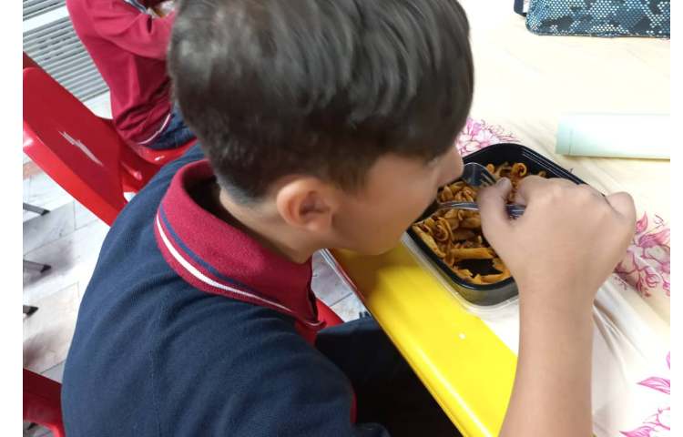 توزیع ناهار در سالن غذاخوری 3