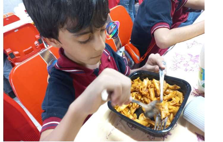 توزیع ناهار در سالن غذاخوری 4