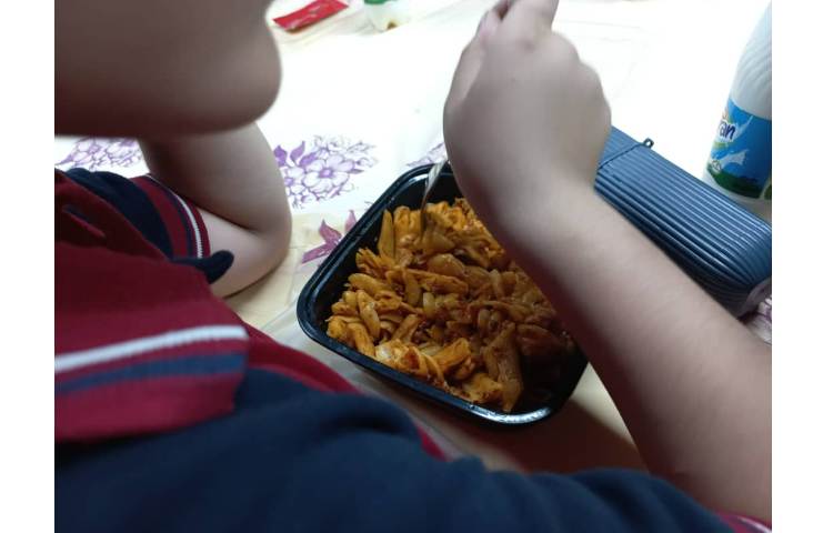 توزیع ناهار در سالن غذاخوری 5