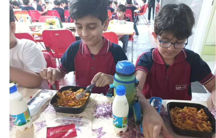 توزیع ناهار در سالن غذاخوری 6