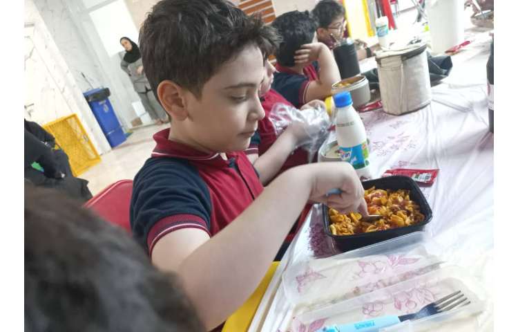 توزیع ناهار در سالن غذاخوری 7