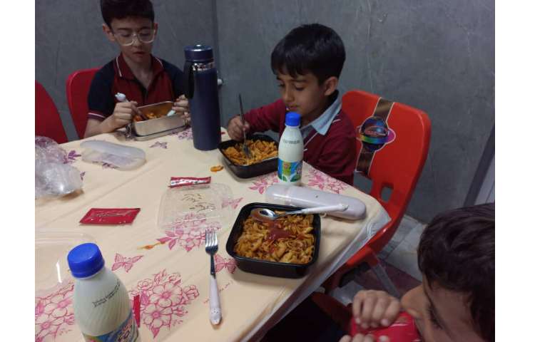 توزیع ناهار در سالن غذاخوری 8