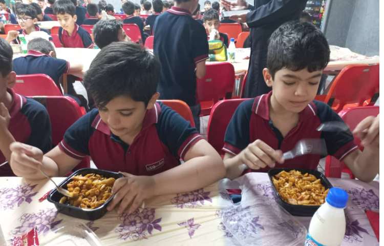 توزیع ناهار در سالن غذاخوری 9