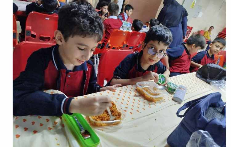 توزیع ناهار در سالن نارهار خوری 1