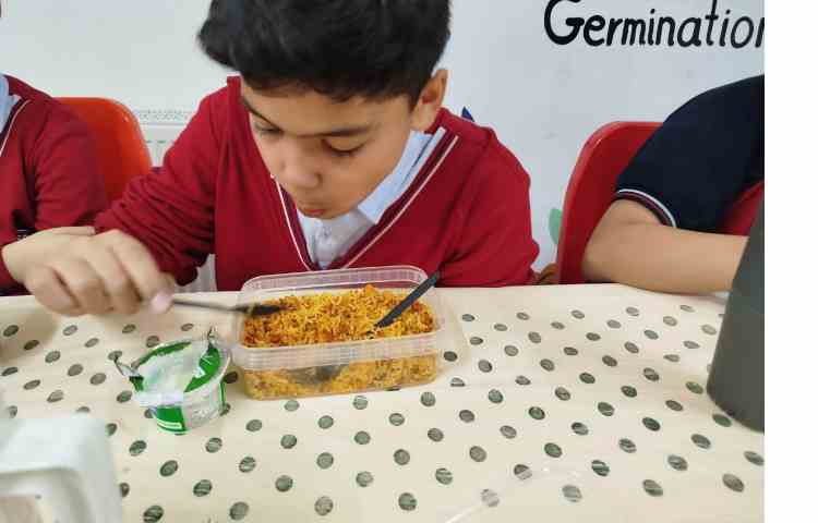 توزیع ناهار در سالن نارهار خوری 10