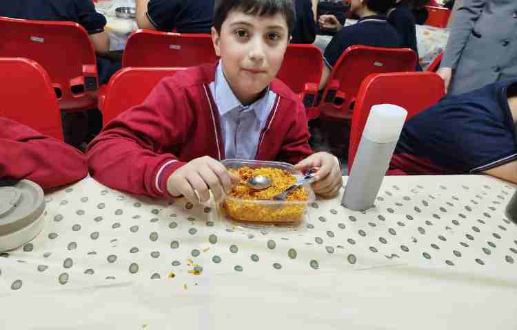 توزیع ناهار در سالن نارهار خوری 11