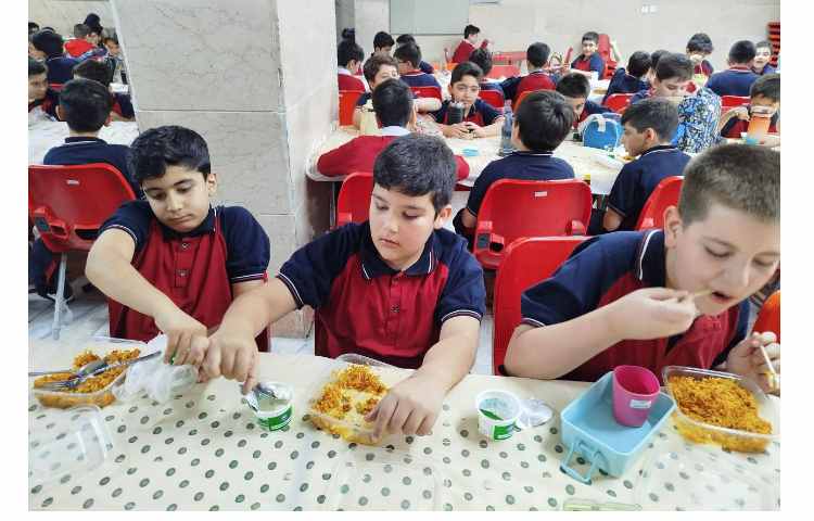 توزیع ناهار در سالن نارهار خوری 12