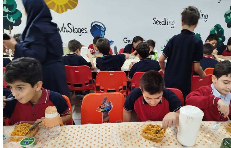 توزیع ناهار در سالن نارهار خوری 13