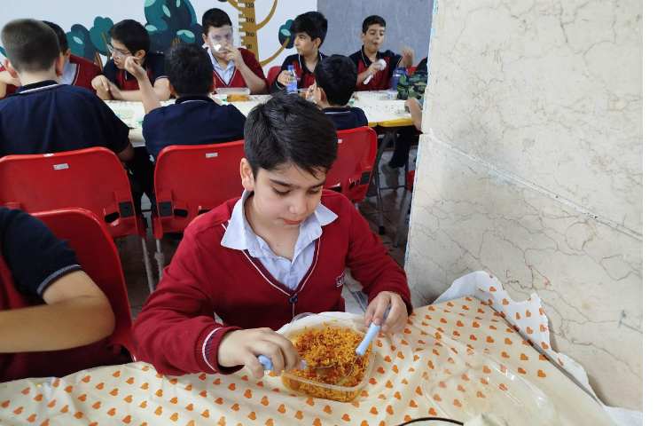 توزیع ناهار در سالن نارهار خوری 14