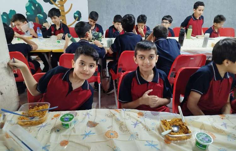 توزیع ناهار در سالن نارهار خوری 15