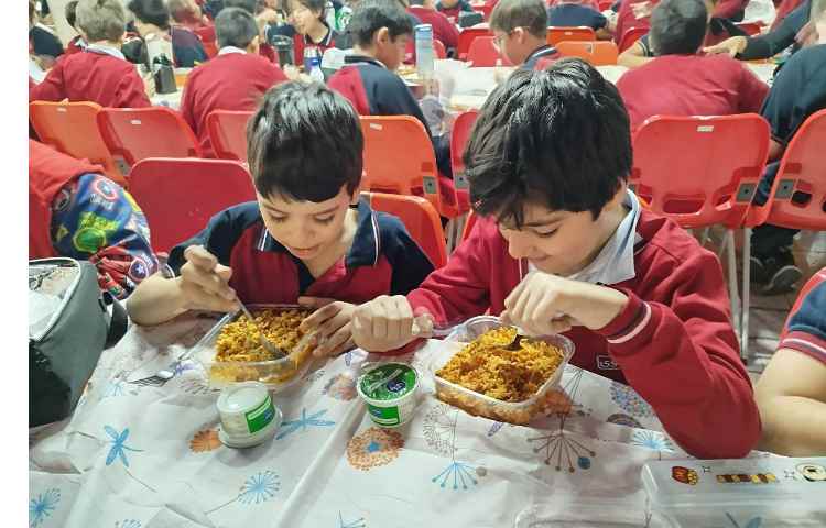 توزیع ناهار در سالن نارهار خوری 16