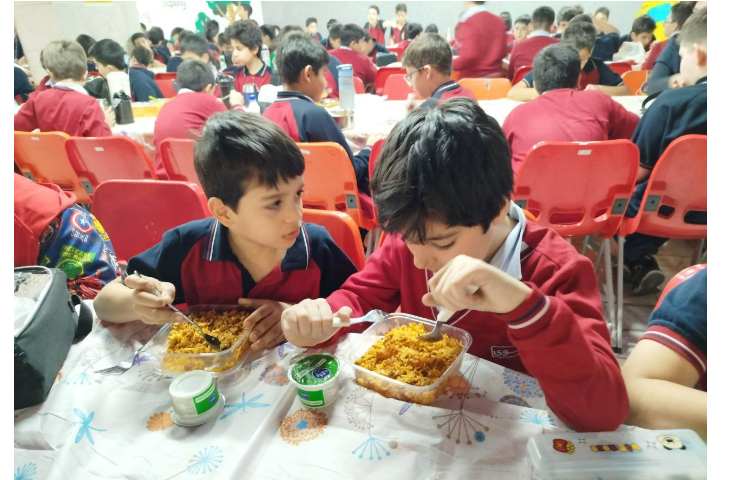 توزیع ناهار در سالن نارهار خوری 17