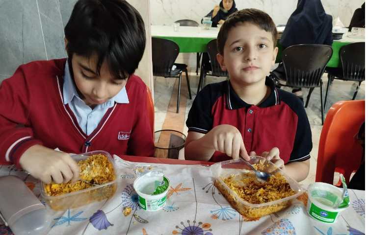 توزیع ناهار در سالن نارهار خوری 18
